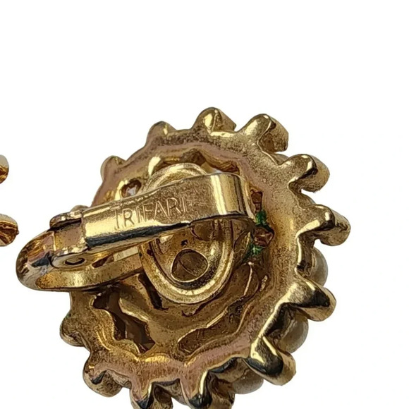 Vintage Trifari Rhinestone Faux Pearl Cluster Earrings Clip on Gold Tone - Picture 3 of 3